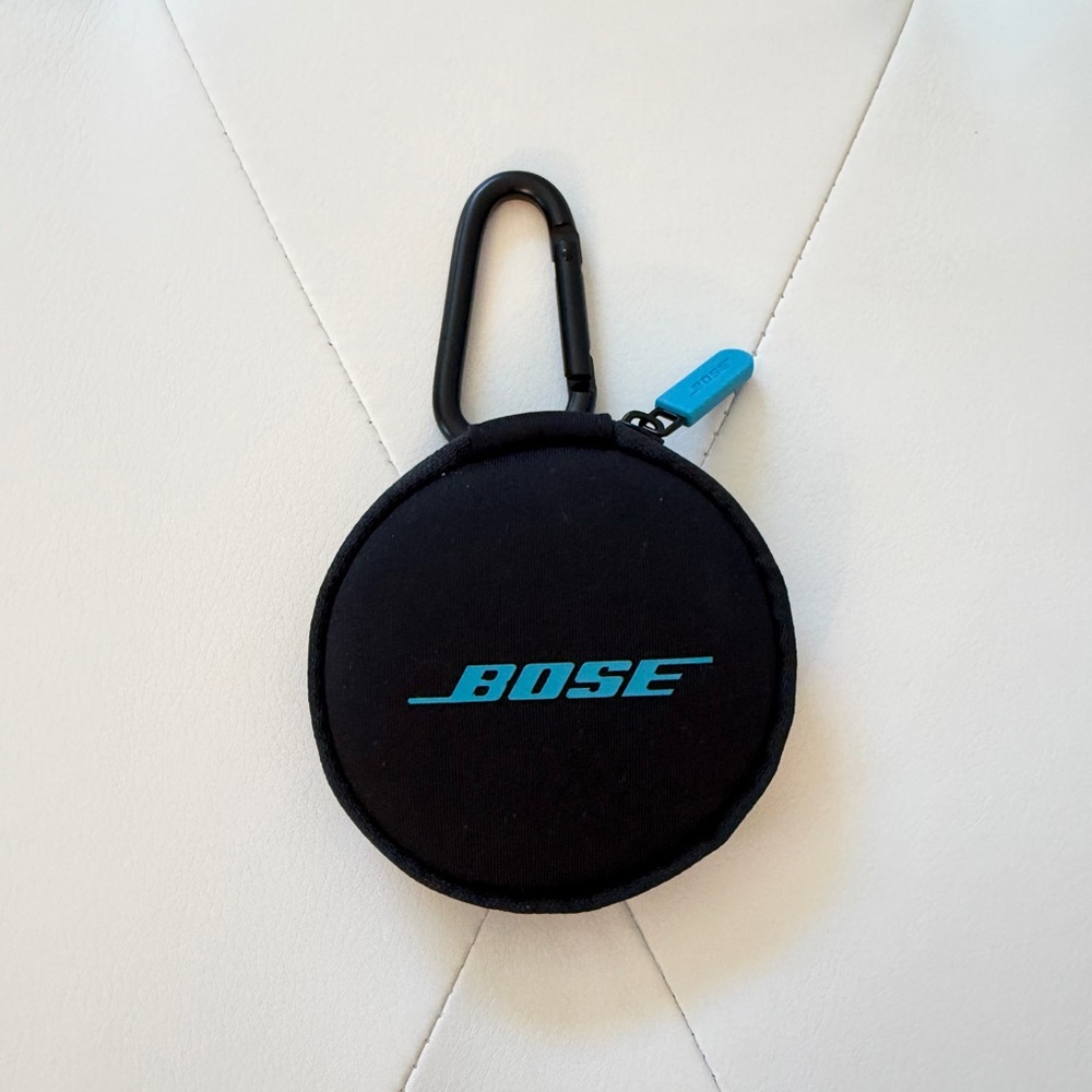 Bose Black /Blue Zippered
SoundSport Wireless
Headphone Case with Carabiner